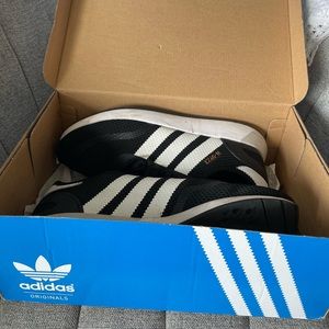 Adidas original shoe. Men’s. Gently worn in good condition.